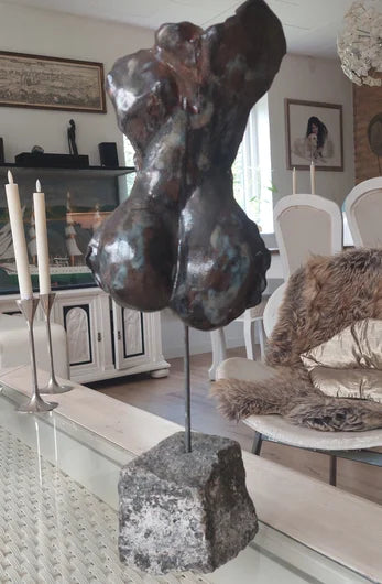Torso – keramikskulptur på granitsokkel