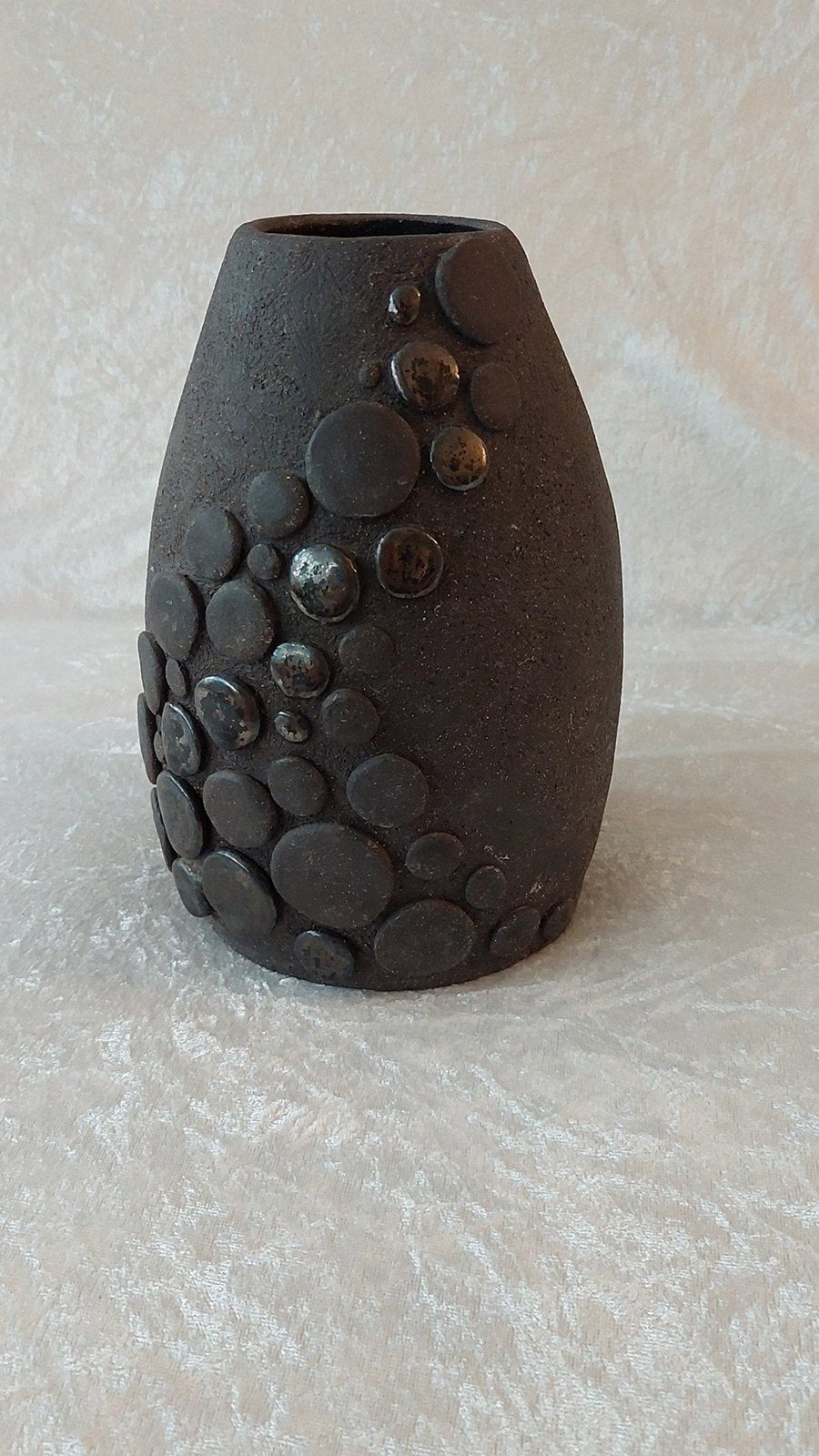 Bobler – vase i mørkt ler