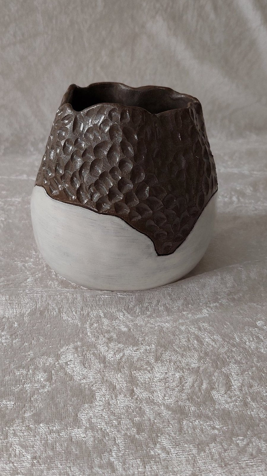 Agern – vase i hvid og bronze