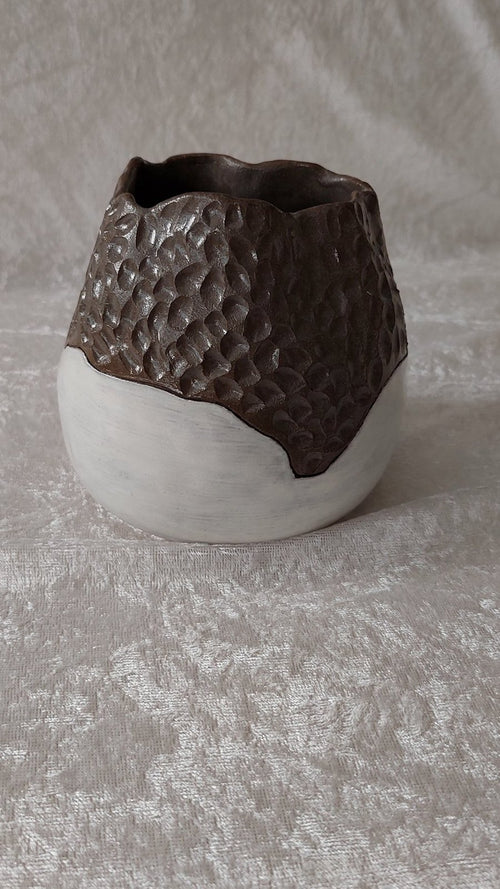 Agern – vase i hvid og bronze