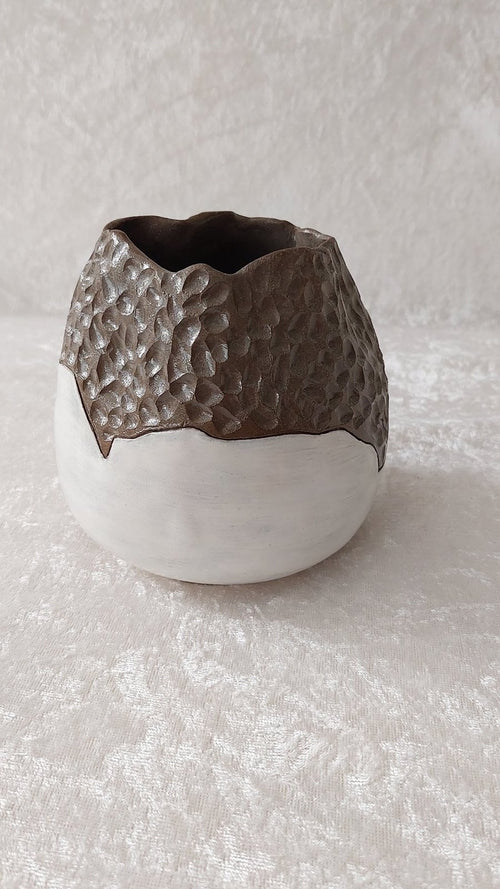 Agern – vase i hvid og bronze