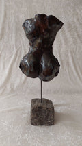 Torso – keramikskulptur på granitsokkel