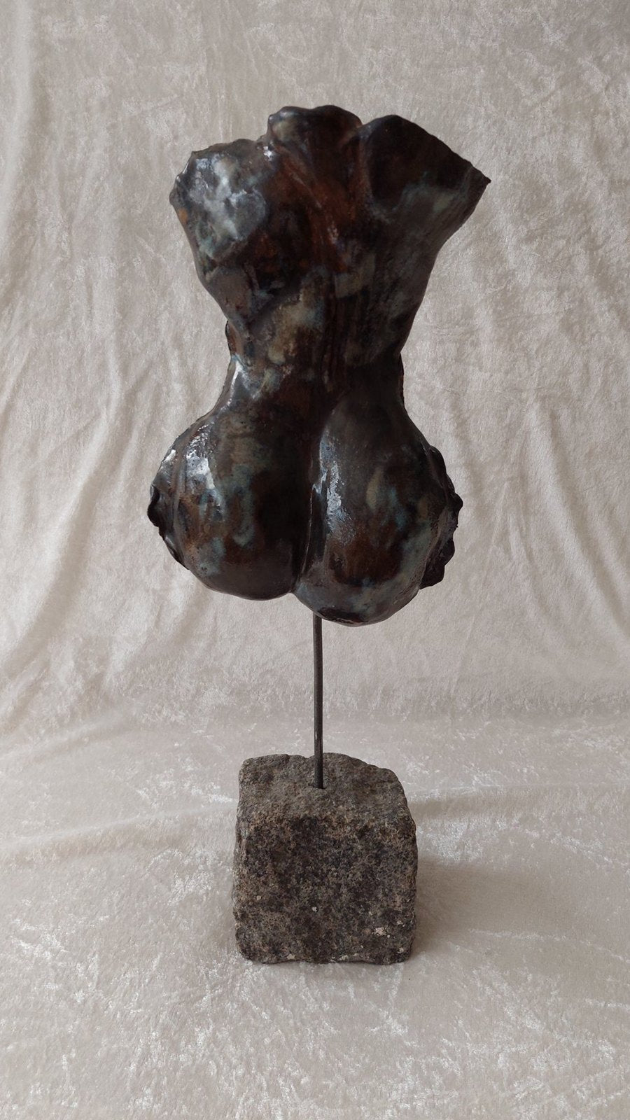 Torso – keramikskulptur på granitsokkel
