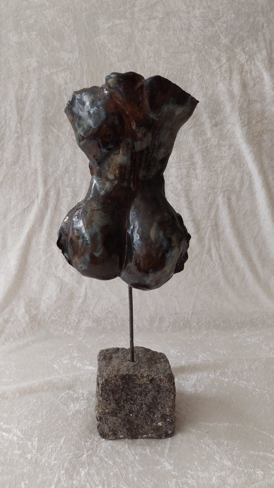 Torso – keramikskulptur på granitsokkel