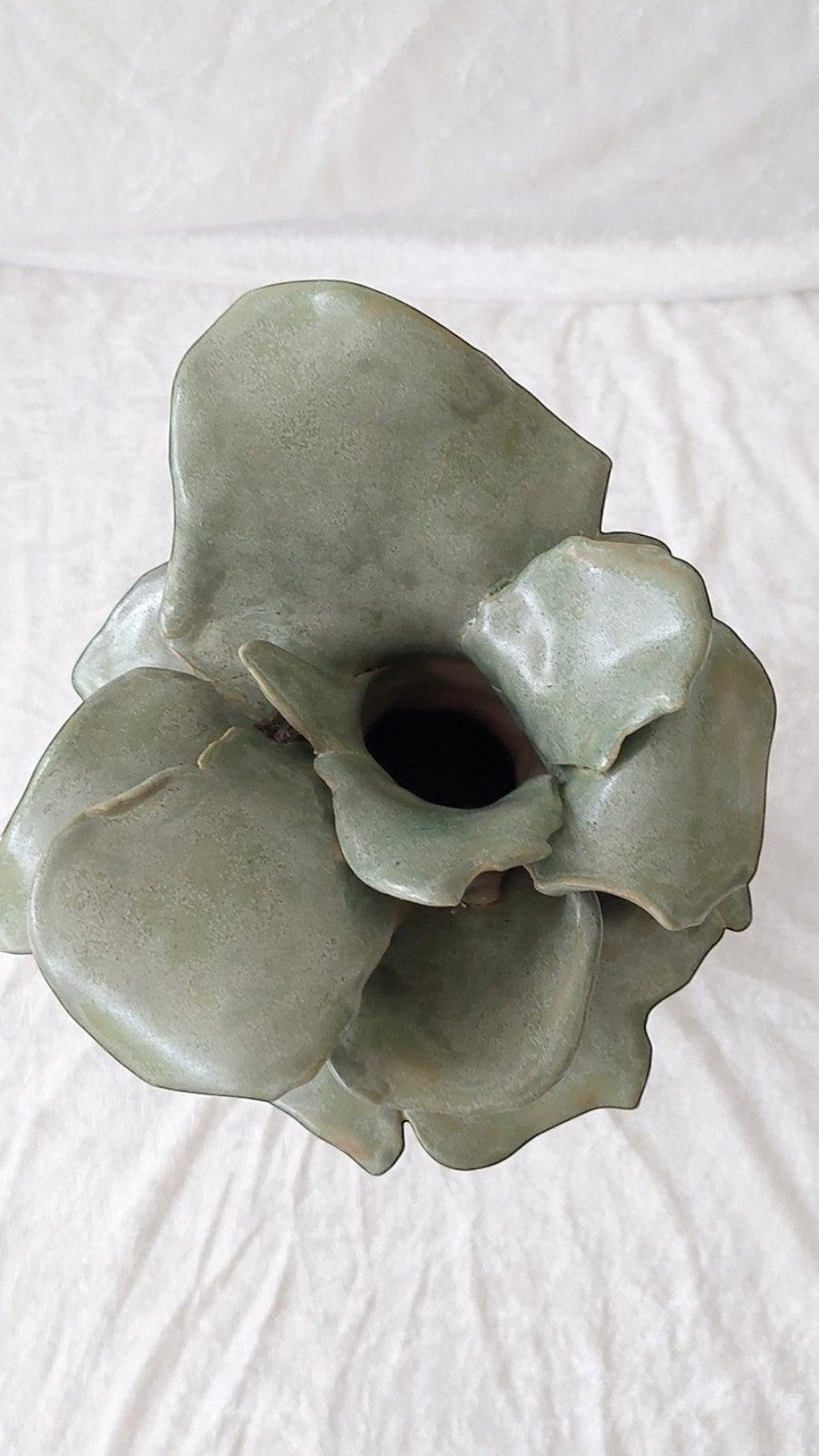 Joannas Keramik Bladkrone vase i grønt stentøj formet som en stor blomst med organiske blade set ovenfra