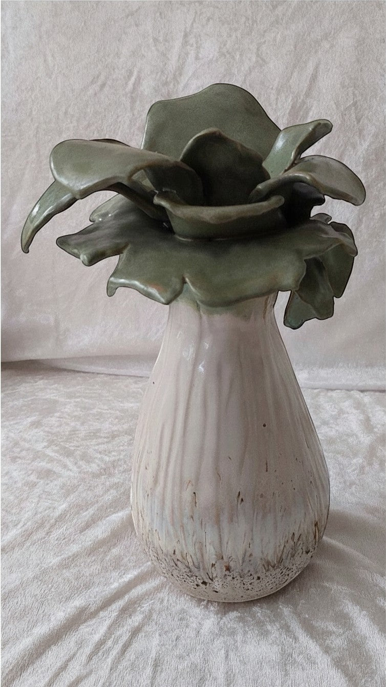 Joannas Keramik Bladkrone vase i stentøj med lys glaseret fod og grønne bladformede detaljer